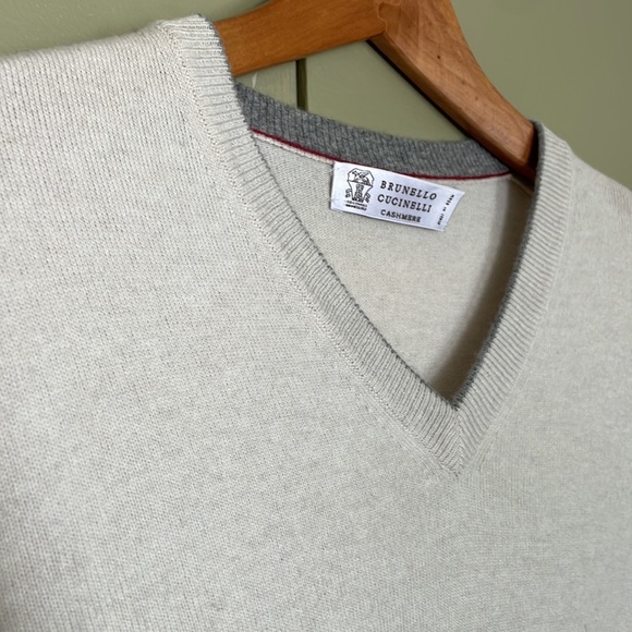 Beautiful Brunello Cucinelli Cashmere V-neck Sweater - Picture 3 of 4
